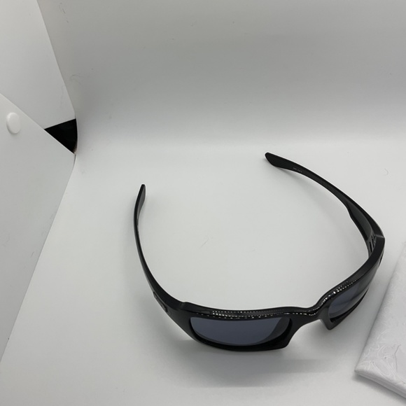 Oakley Black Frame Sunglasses w/Bag - Picture 10 of 11